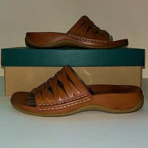 Clark’s Rivelin Tan sandal size 6